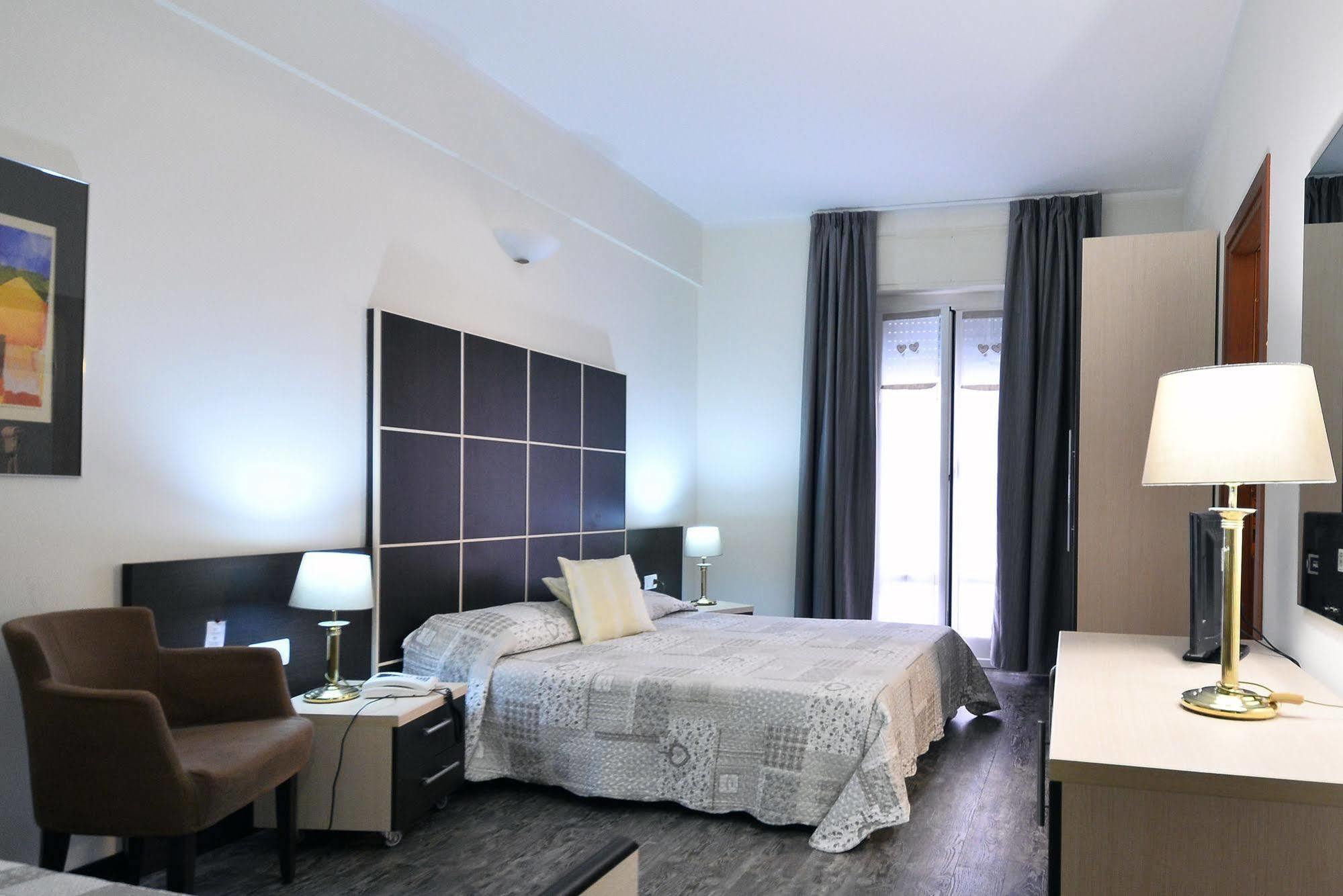 Hotel Ferrari Chiavari Luaran gambar